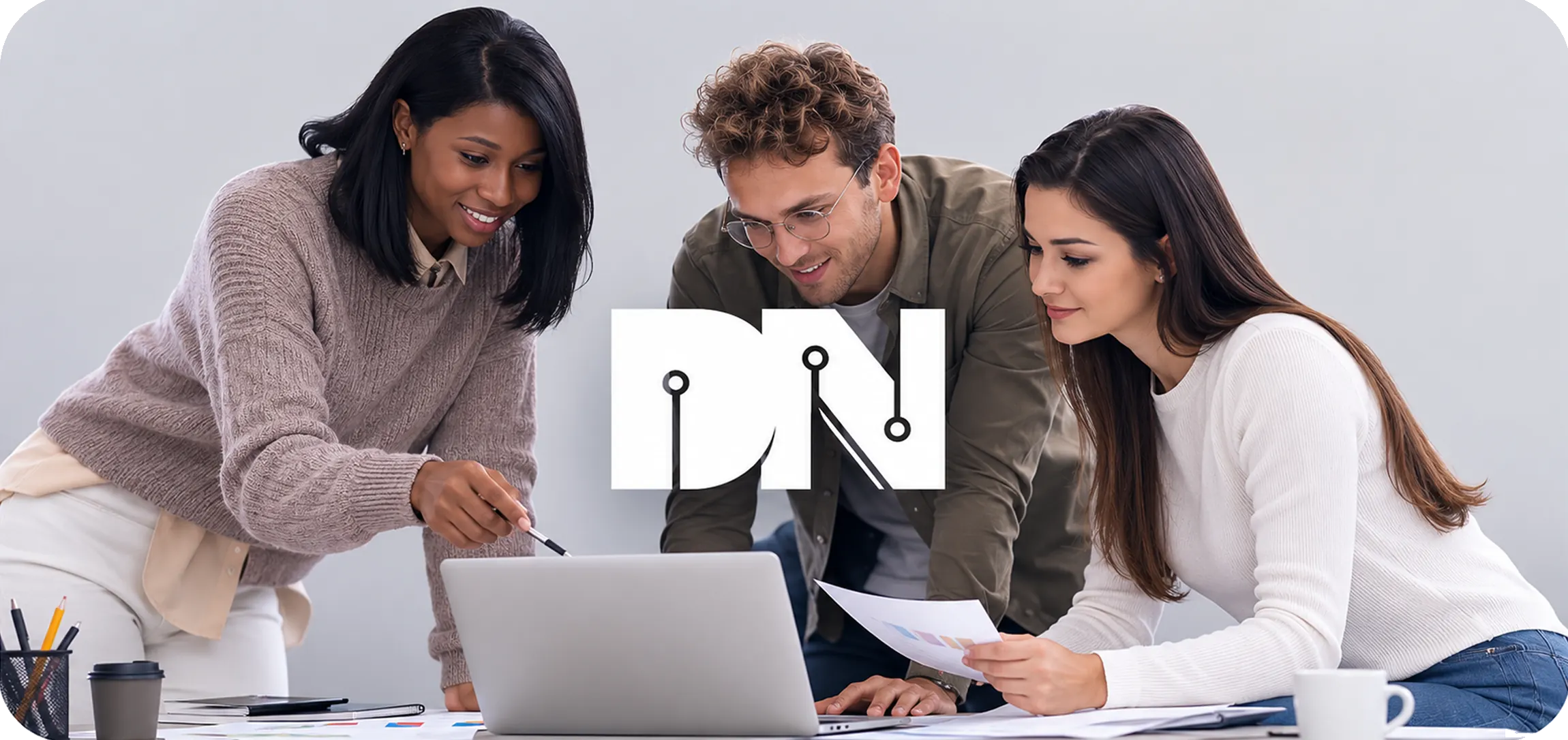 Três profissionais reunidos em volta de um notebook, analisando relatórios