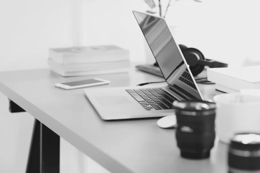 Notebook sobre a mesa de trabalho